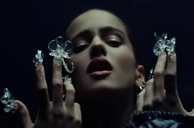 Las uñas de Rosalía en su último videoclip se asemejan a un traje de Alta Costura