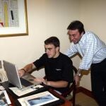 Fernando Alonso con Adrián Campos, mentor del asturiano