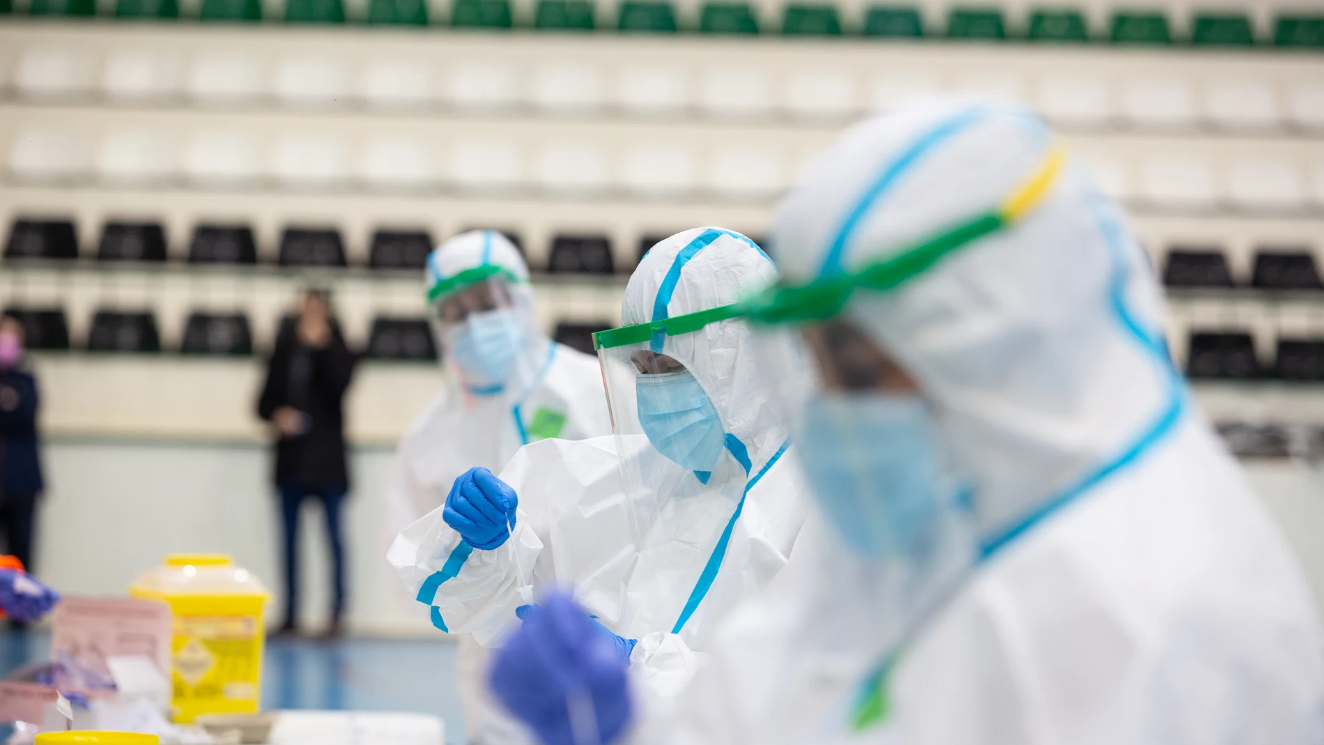 Profesionales sanitarios participan en un cribado masivo de test de antígenos en el aparcamiento del Centro de Salud La Paz, en Badajoz, Extremadura (España)