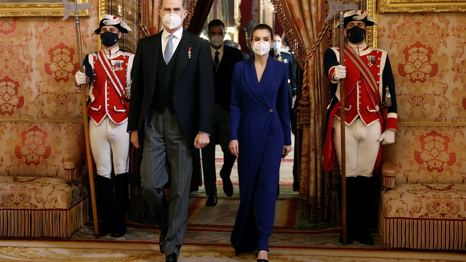 Felipe VI, acompañado de la reina Letizia, preside este jueves en el Palacio Real la tradicional recepción al cuerpo diplomático acreditado en España, que en esta ocasión ha visto reducido el número de invitados a la mitad debido a las restricciones por la pandemia.