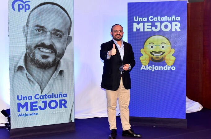 El candidato del PP para las elecciones del 14F por Barcelona, Alejandro Fernández posa durante el inicio de la campaña electoral para los comicios del 14 de febrero