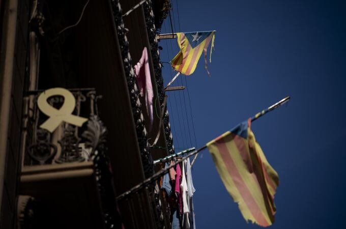 Banderas catalanas y un lazo amarillo en unos balcones de Barcelona