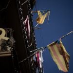Banderas catalanas y un lazo amarillo en unos balcones de Barcelona
