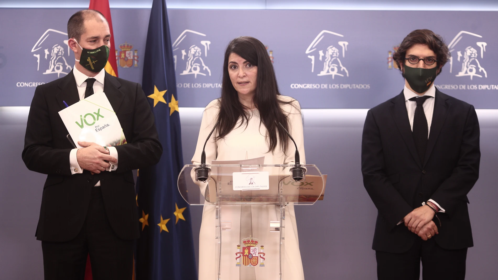 La portavoz de Vox en el Congreso, Macarena Olona, interviene acompañada por los diputados Víctor González (i) y Jose Mª Figaredo (d), en una rueda de prensa convocada por su partido para tratar la comisión ‘Kitchen’, en Madrid, (España), a 28 de enero de 2021. La portavoz ha utilizado la rueda de prensa para anunciar que han iniciado gestiones para pedir la grabación de una entrevista al excomisario José Manuel Villarejo en prisión y así darle voz pese a la negativa del PSOE de recabar su testimonio en la comisión de investigación de la llamada 'operación Kitchen'. Según ha añadido, el expolicía ya lo ha aceptado.28 ENERO 2021;VOX;KITCHEN;VILLAREJO;COMISION;PSOE;EUROPA PRESS/E. Parra. POOL28/01/2021