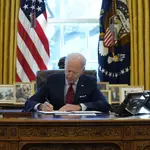 Joe Biden firma la orden ejecutiva en materia sanitaria