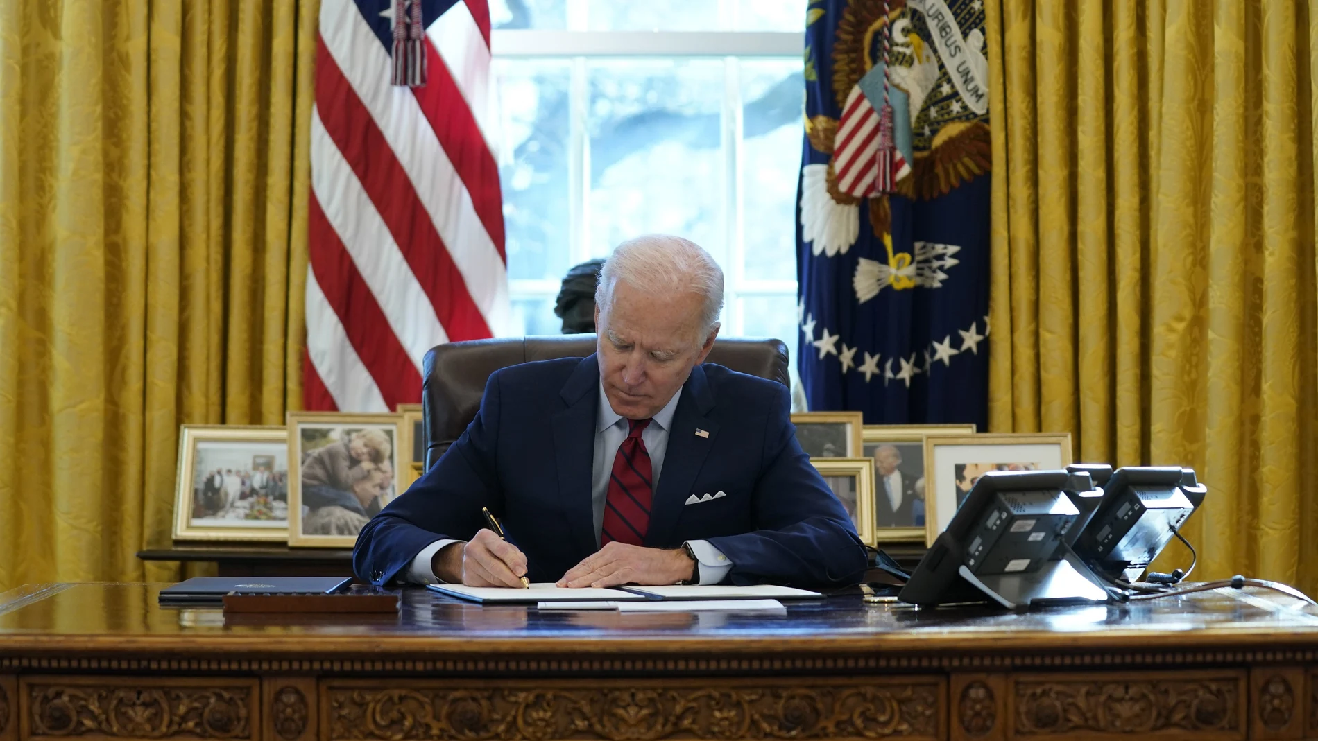 Joe Biden firma la orden ejecutiva en materia sanitaria