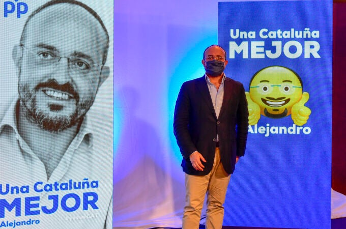 El candidato del PP para las elecciones del 14F por Barcelona, Alejandro Fernández posa durante el inicio de la campaña electoral