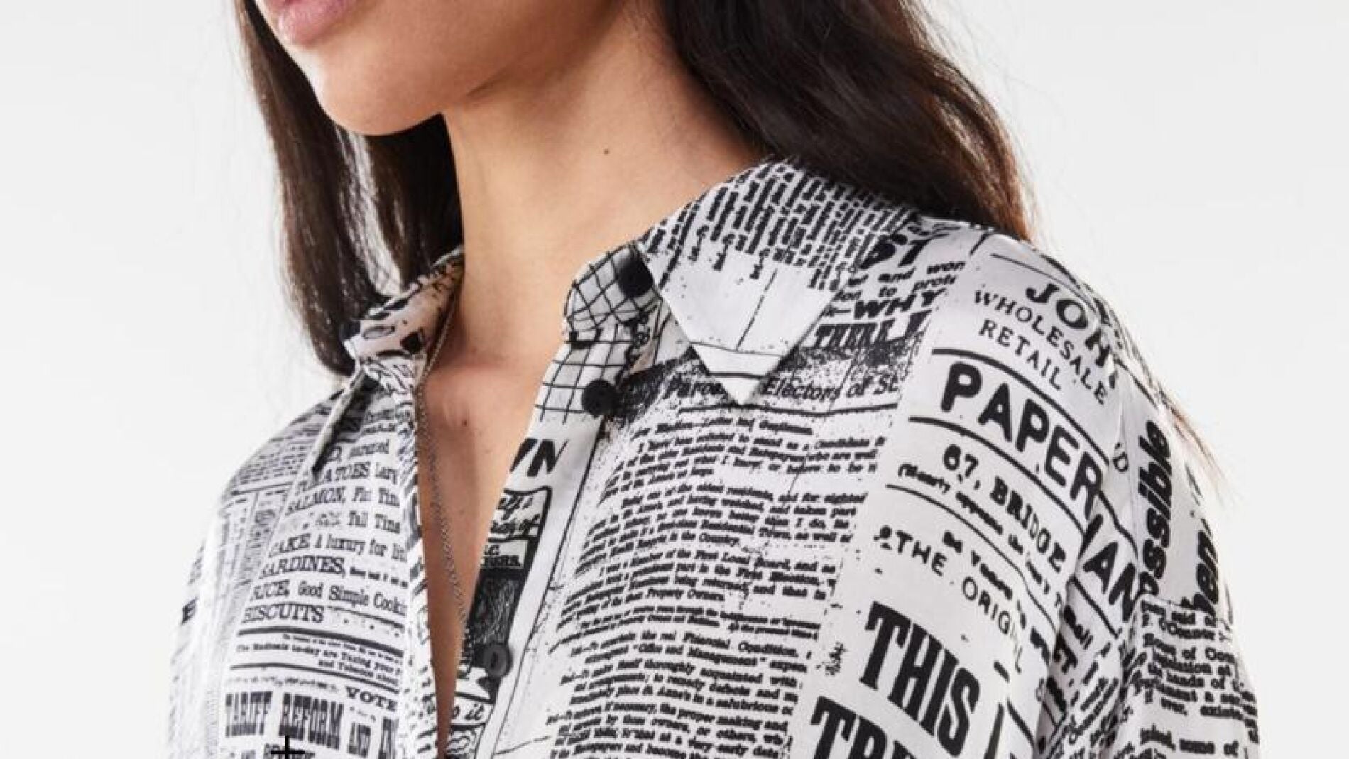 Blusa con 2025 estampado de periodico