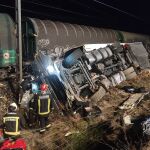 Imagen del camión siniestrado en la AP! junto a las vías del tren