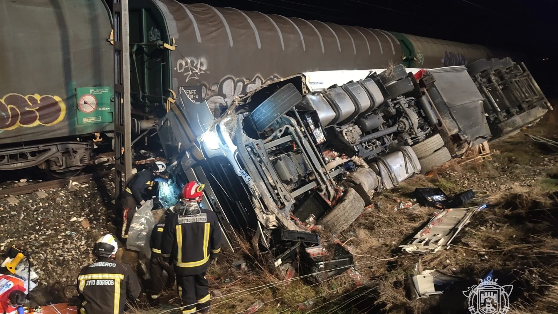 Imagen del camión siniestrado en la AP! junto a las vías del tren
