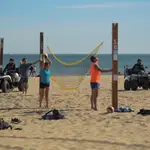 Varias personas juegan al volleyball en la Playa de Malvarrosa en Valencia, Comunidad Valenciana