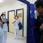 El presidente de la Junta, Juanma Moreno, saluda a personal sanitario en la visita a las nuevas instalaciones del Hospital Universitario de Jaén