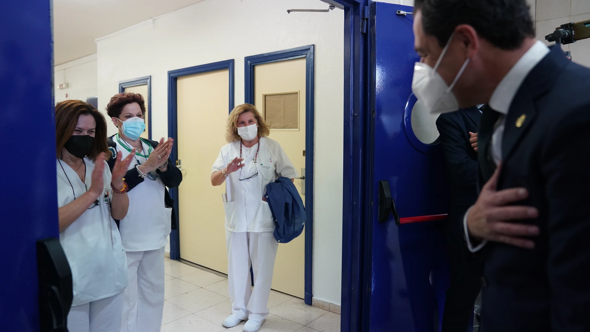 El presidente de la Junta, Juanma Moreno, saluda a personal sanitario en la visita a las nuevas instalaciones del Hospital Universitario de Jaén
