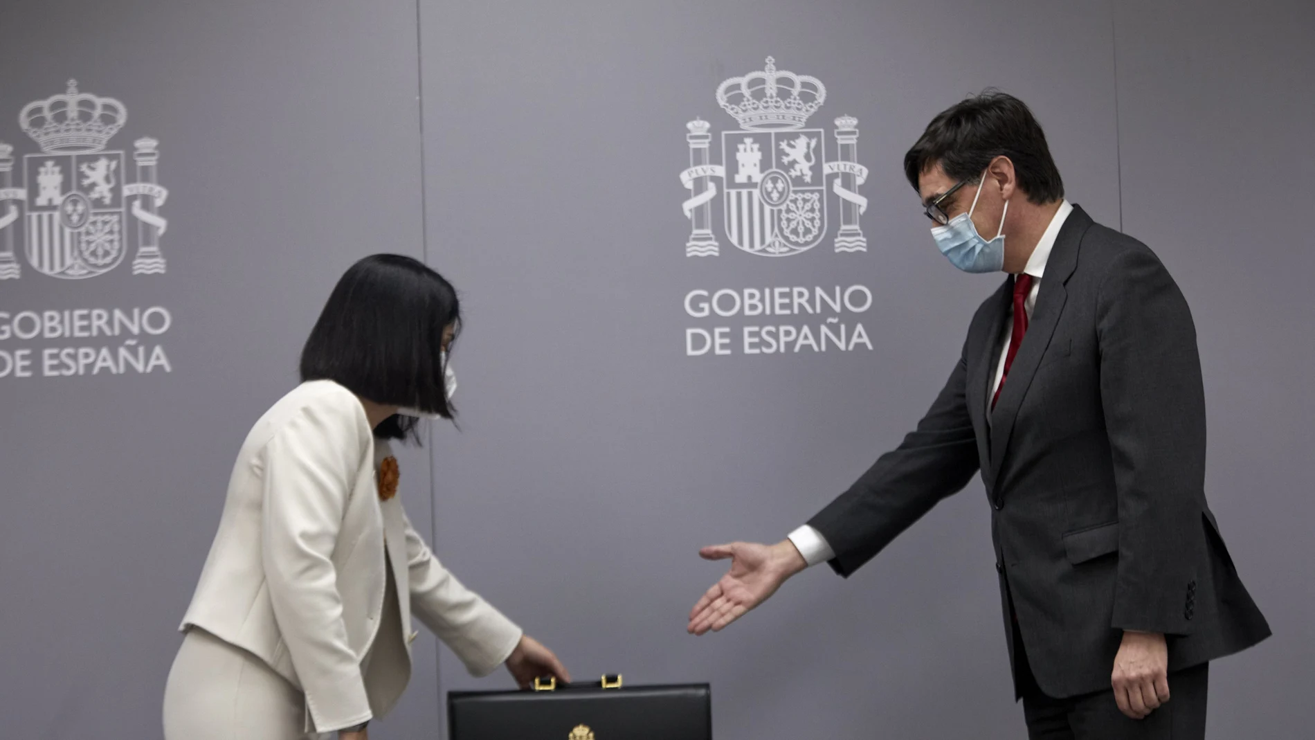 La nueva ministra de Sanidad, Carolina Darias (i) y el anterior titular de ese departamento y actual candidato del PSC a las elecciones catalanas, Salvador Illa (d)