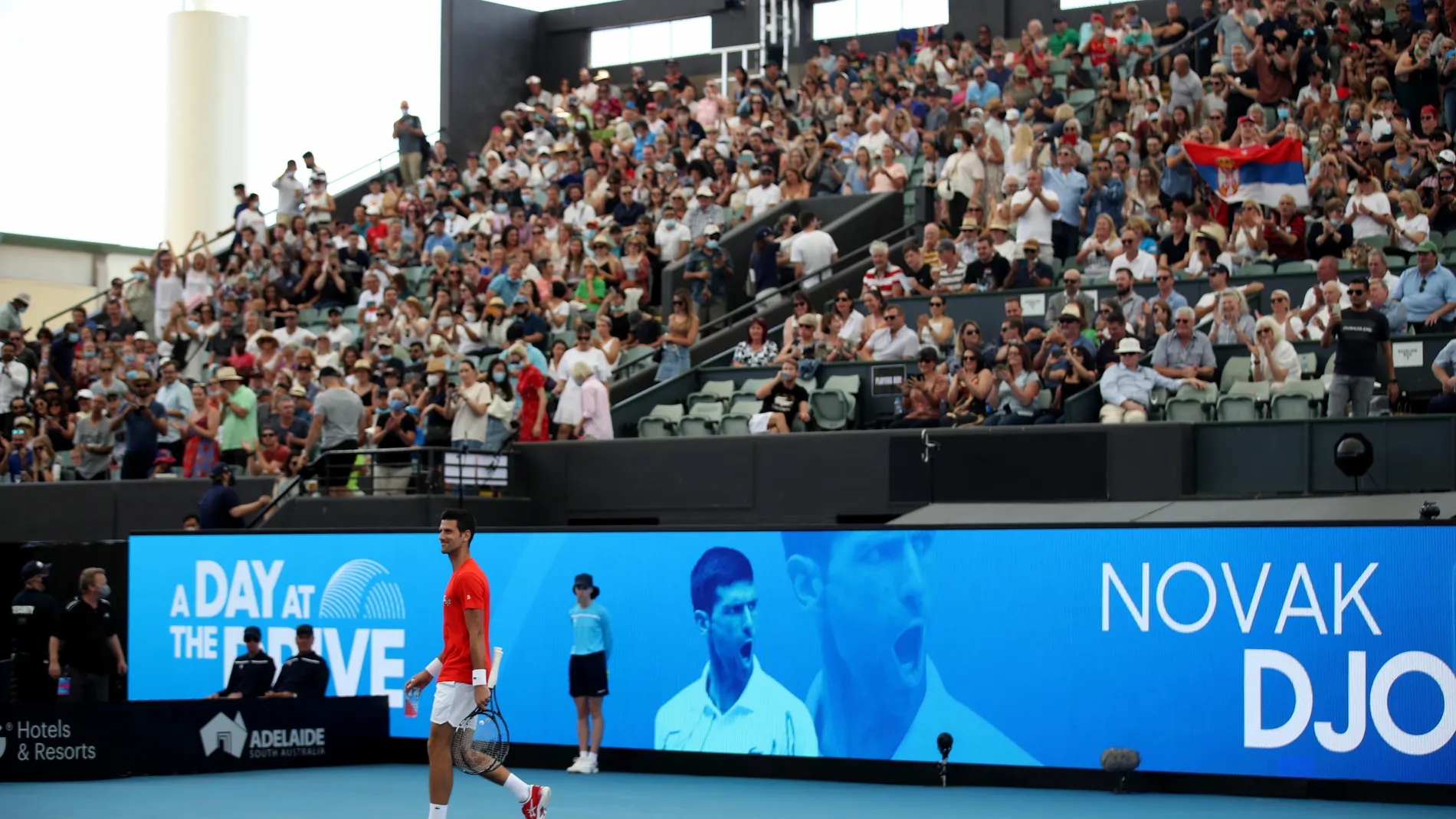 El público llenó las gradas del Memorial Drive Tennis Centre de Adelaida para ver a Djokovic.