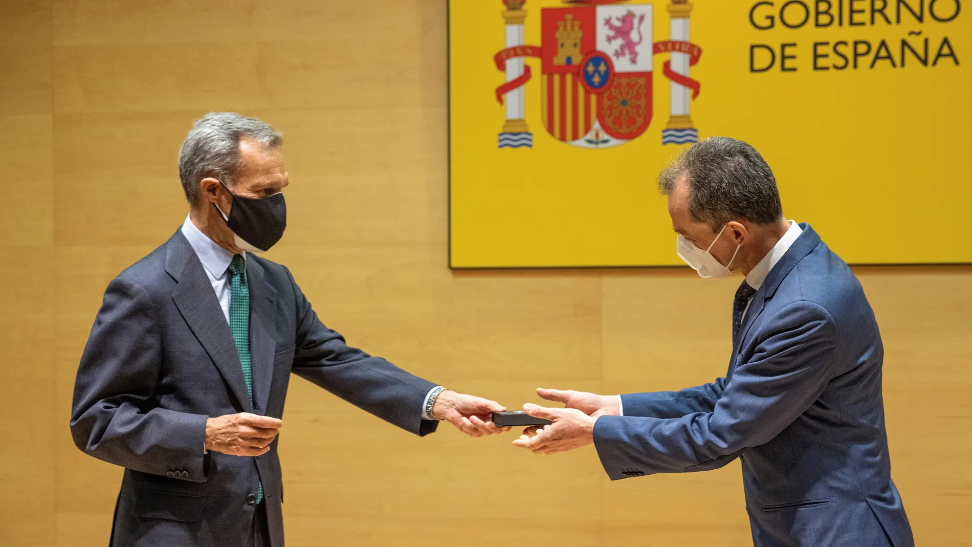 El ministro de Ciencia e Innovación, Pedro Duque, durante el acto en el que el consejero delegado de Atresmedia, Silvio González (i), le hace entrega de las 900.000 firmas recogidas a favor de que se asigne el 2 % del PIB a ciencia e innovación.-EFE/Rodrigo Jiménez
