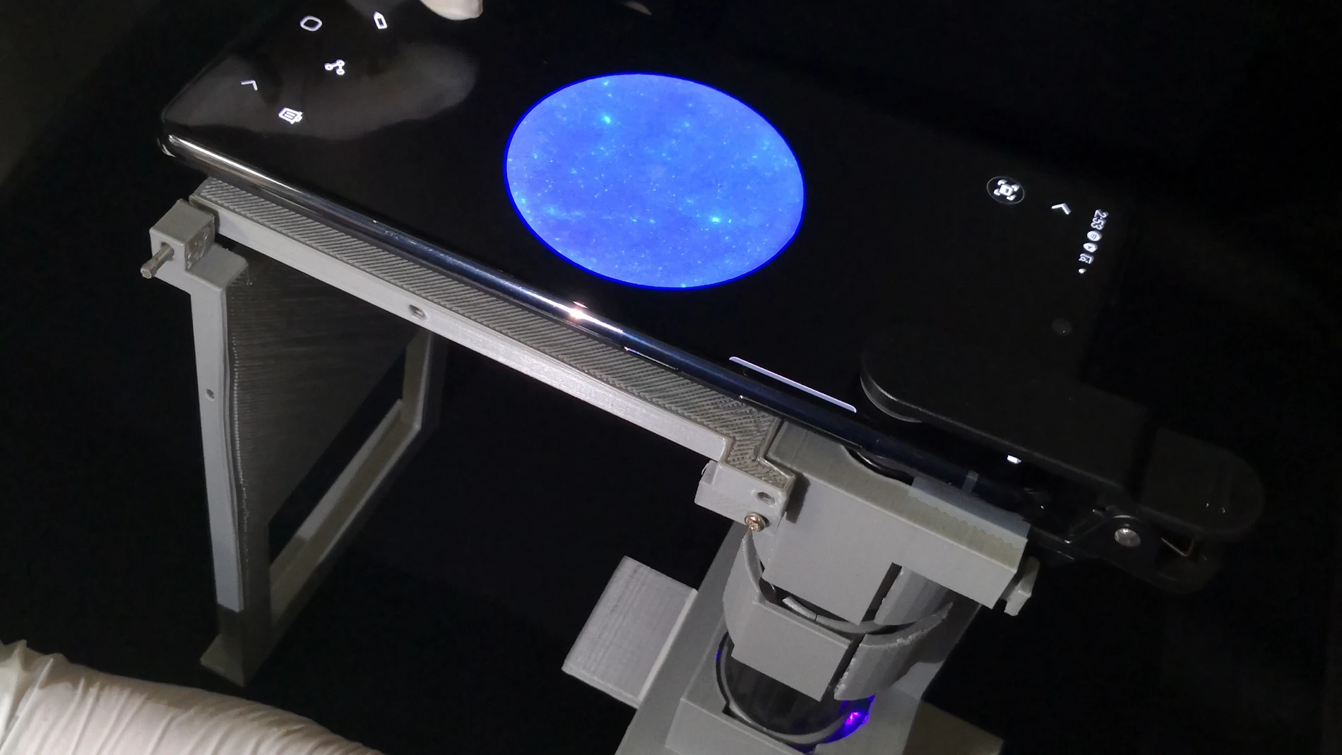 Investigadores de UArizona obtienen imágenes de una muestra utilizando un microscopio de teléfono inteligente.