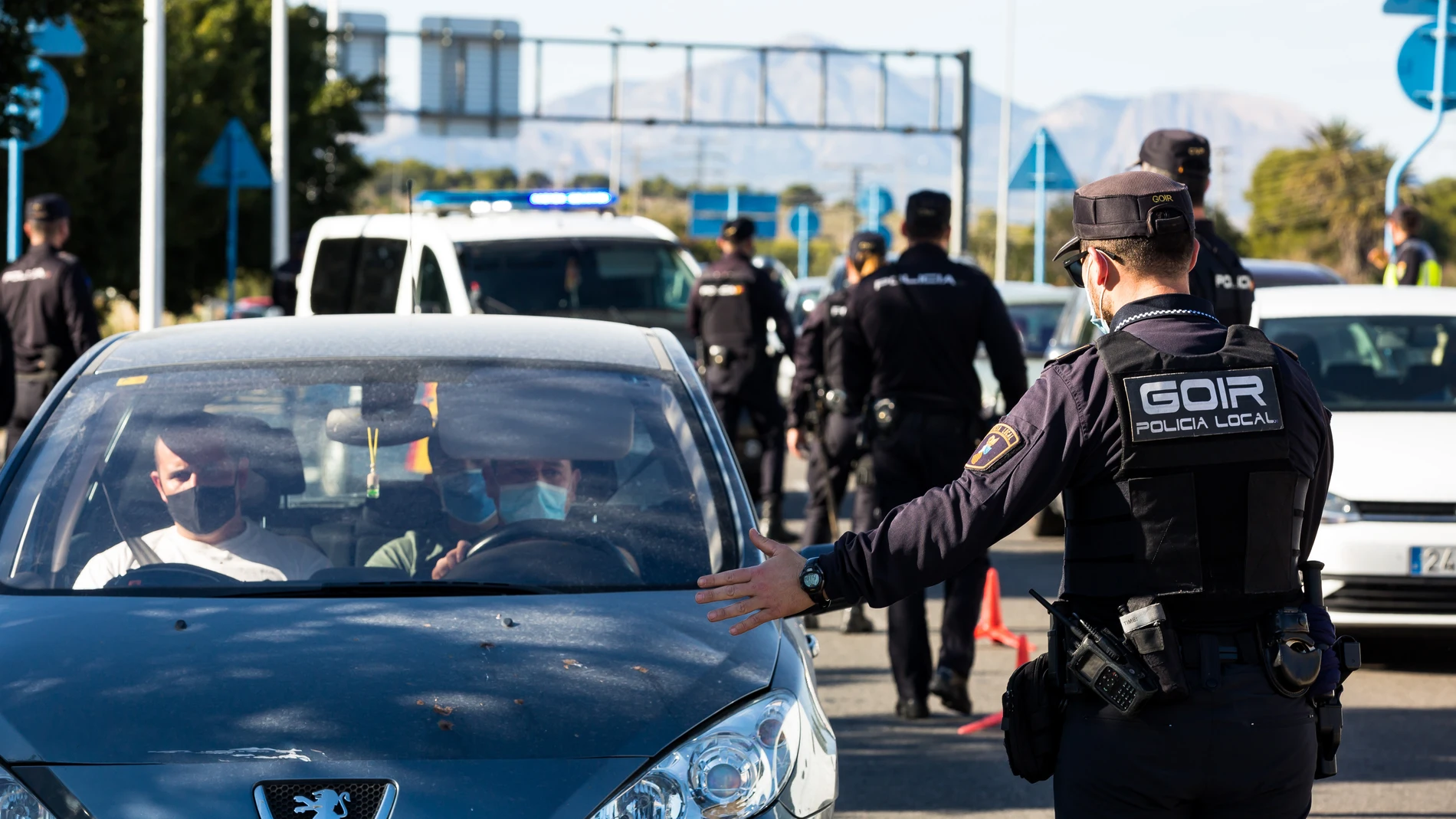 Agentes de Policía vigilan el cumplimiento de las medidas perimetrales en la Comunidad ValencianaJorge Gil / Europa Press29/01/2021