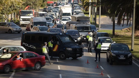 Dispositivo policial para controlar los cierres perimetrales en 16 municipios valencianos.