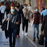 Decenas de ciudadanos pasean por la Gran Vía madrileña con mascarillas