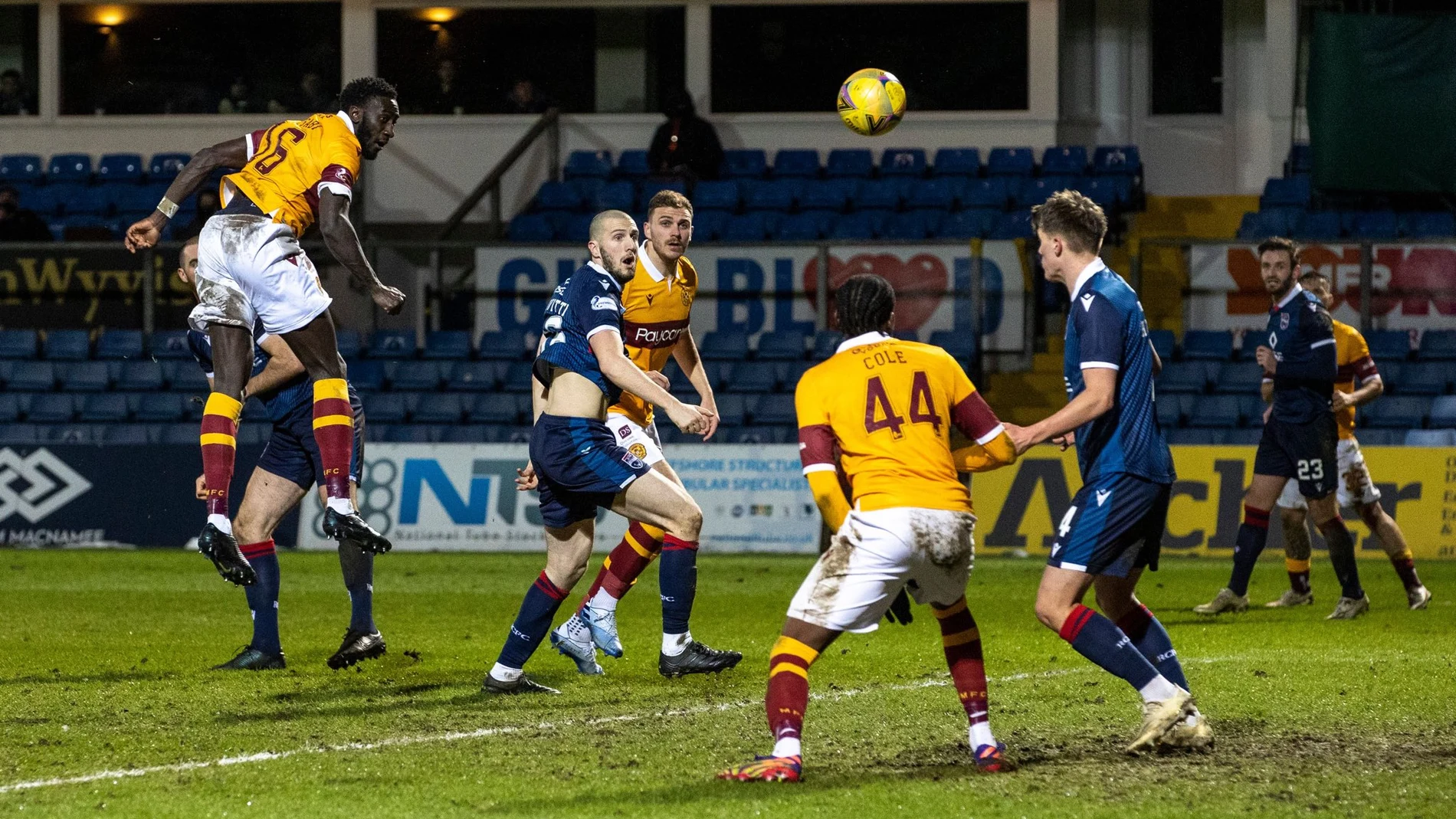 Bevis Mugabi, en el momento de marcar de cabeza con el Motherwell contra el Ross County,