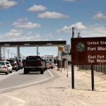 Fila de vehículos para entrar en las inmediaciones de Fort Bliss, Texas