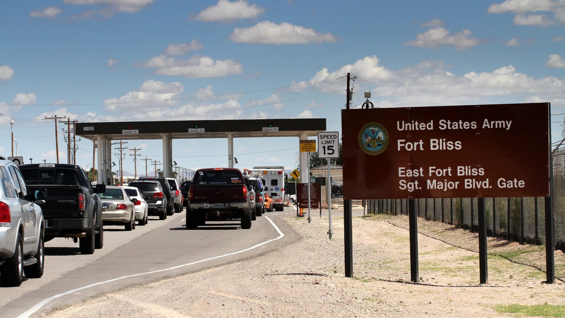 Fila de vehículos para entrar en las inmediaciones de Fort Bliss, Texas