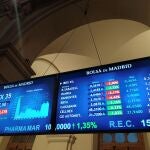 El Ibex 35, el principal índice de la Bolsa española, ha bajado un 2,21% en la sesión y un 3,47% en la semana, el mayor descenso semanal desde octubre, con lo que pierde el nivel de los 7.800 puntos, algo que no había ocurrido al cierre desde el 21 de diciembre. EFE/Vega Alonso