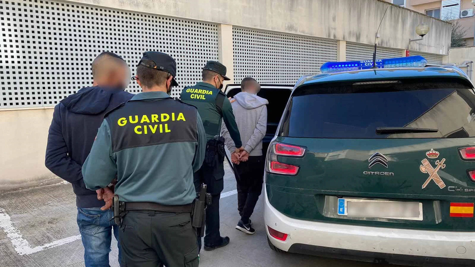 La Guardia Civil detuvo a los ladrones tras la denuncia del hijo del difunto