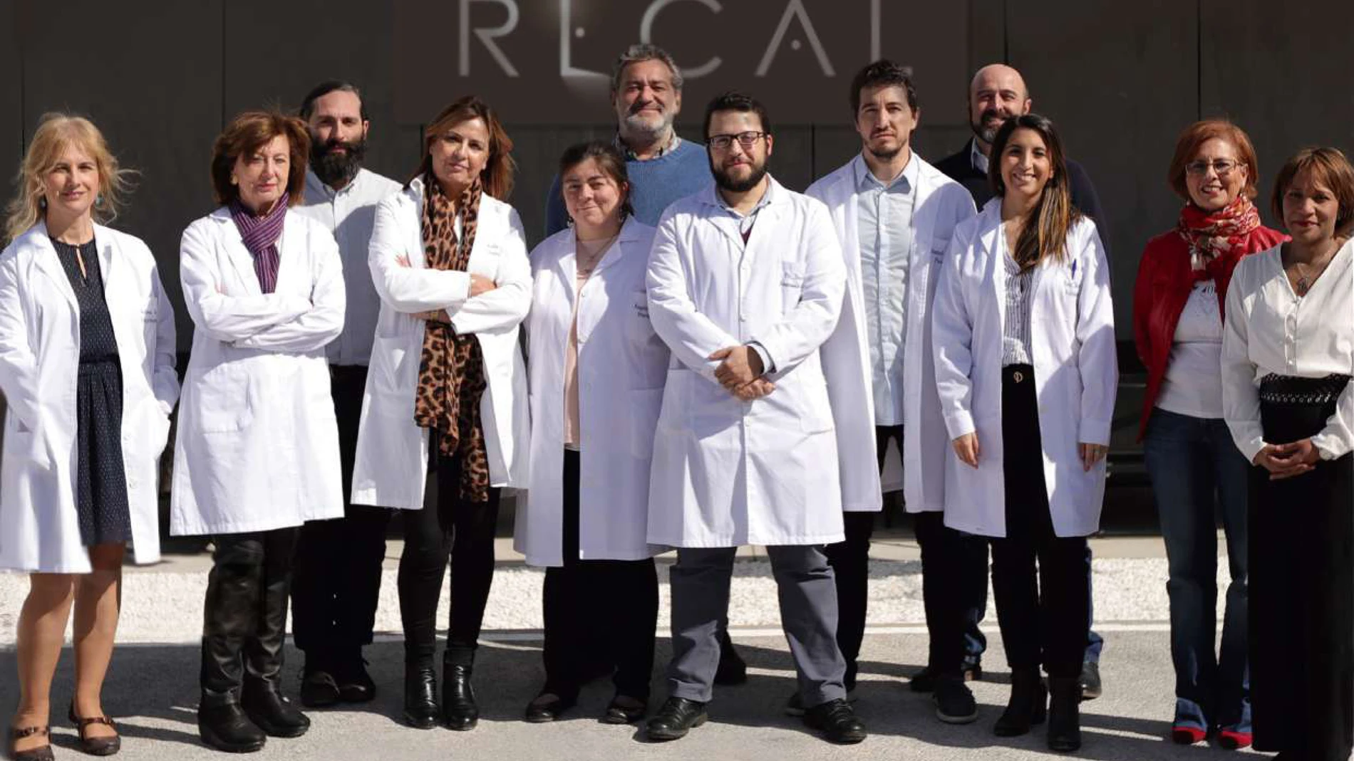Equipo terapéutico que organiza grupos semanales de apoyo a familiares de adictos