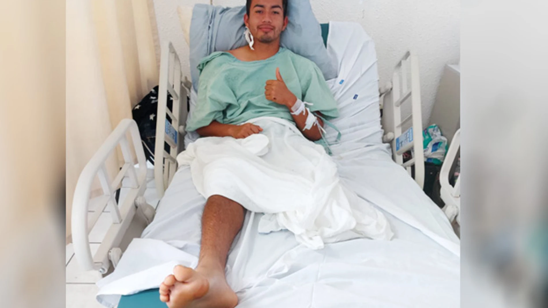 Alain Cuevas, en el hospital después de sufrir la amputación de su pierna izquierda.