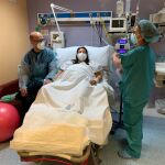 Flavia y Manuel, una pareja de Alcalá que recientemente han dado a luz a su primer hijo en el Hospital Quirónsalud Sagrado Corazón de Sevilla, junto a Mercedes Romero, jefa de matronas del hospital