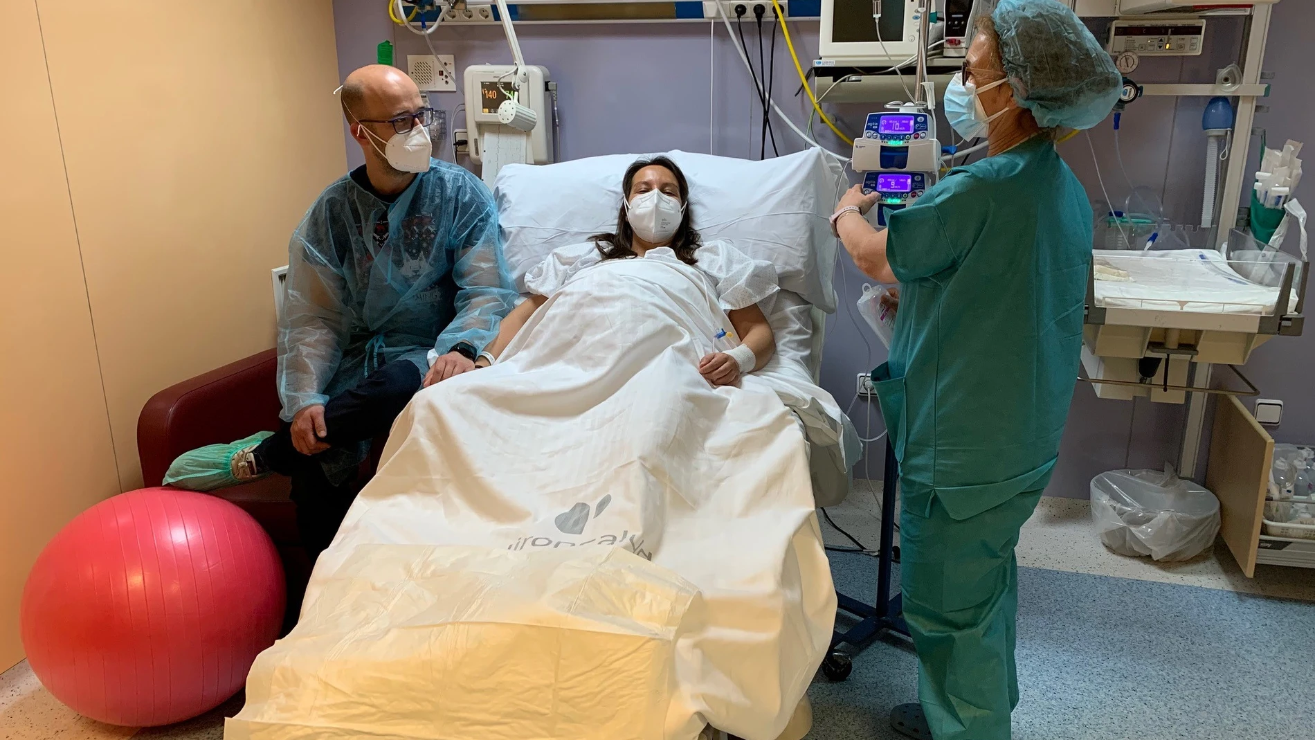 Flavia y Manuel, una pareja de Alcalá que recientemente han dado a luz a su primer hijo en el Hospital Quirónsalud Sagrado Corazón de Sevilla, junto a Mercedes Romero, jefa de matronas del hospital
