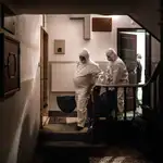 Operarios de una funeraria en Amadora, Portugal, trasladan un cuerpo bajo las máximas medidas de seguridad en pleno recrudecimiento del coronavirus