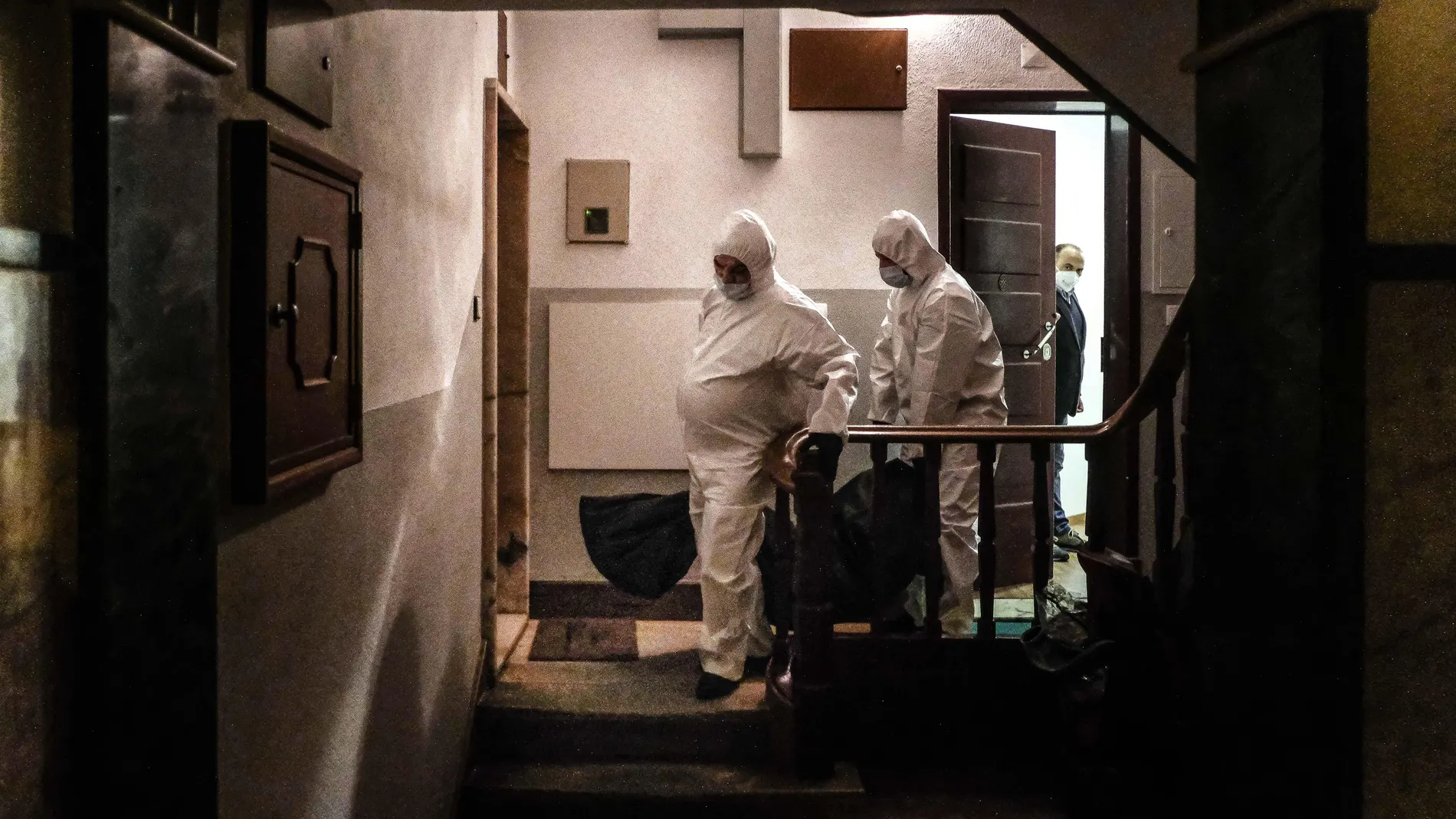 Operarios de una funeraria en Amadora, Portugal, trasladan un cuerpo bajo las máximas medidas de seguridad en pleno recrudecimiento del coronavirus