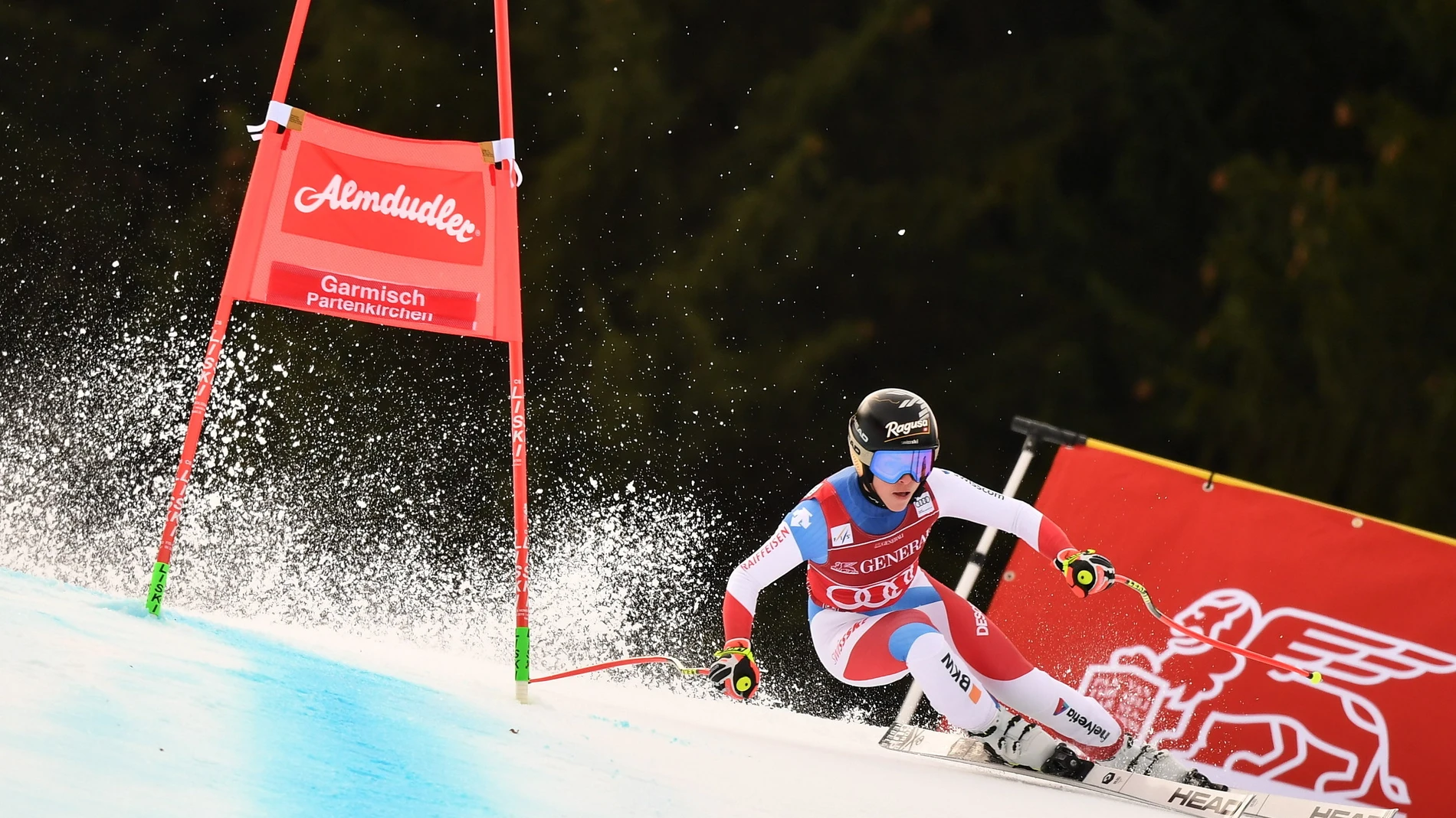 La suiza Lara Gut-Behrami camino de ganar la carrera femenina de Súper G de la Copa del Mundo de Esquí Alpino en Garmisch-Partenkirchen, Alemania, el 30 de enero de 2021. EFE/EPA/Philipp Guelland