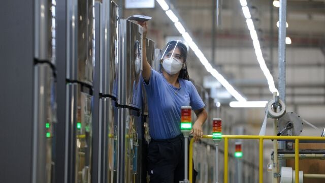 Una trabajadora de la industria de los electrodomésticos