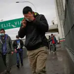 Migrantes cruzan el puente fronterizo internacional Paso del Norte tras ser deportados de Estados Unidos, en Ciudad Juárez