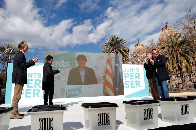 Puigdemont participó este sábado en un mitin de JxCat con los presos del "procés" Jordi Turull, Jordi Sànchez, Joaquim Forn y Josep Rull