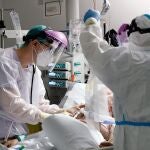 Médicos de la UCI del Hospital La Fé de Valencia atienden a un paciente de Coronavirus