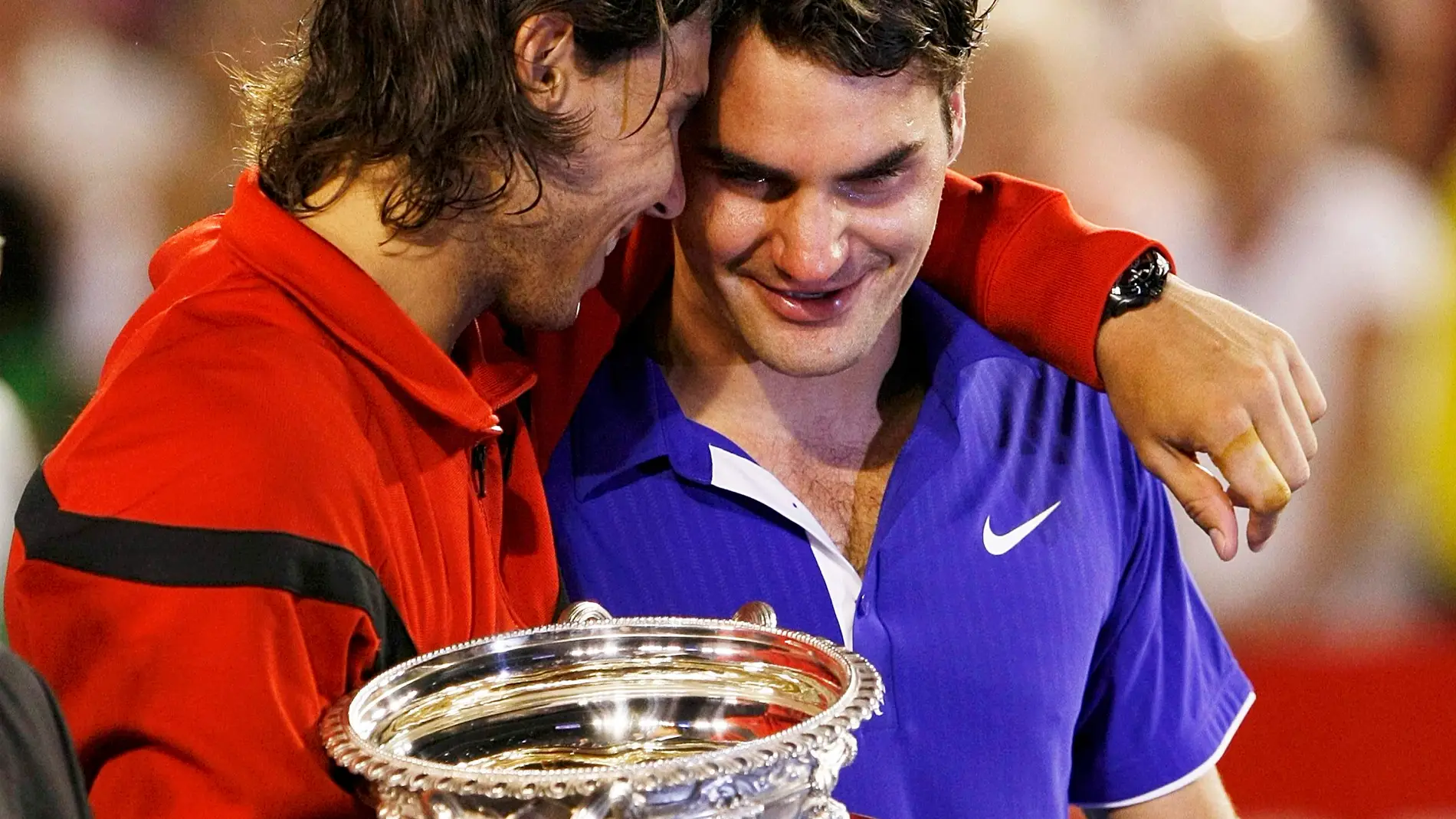 Nadal intenta consolar a Federer después de la final del Open de Australia en 2009