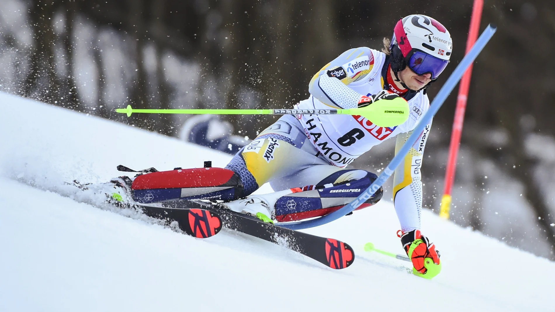 El noruego Henrik Kristoffersen baja a toda velocidad durante un eslalon de la Copa del Mundo de esquí alpino, en Chamonix, el domingo 31 de enero de 2021. (AP Photo/Marco Tacca)