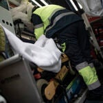 Un trabajador de una UVI móvil del SUMMA 112 atiende a un herido