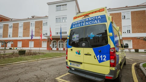 Una ambulancia a las puertas de Hospital General San Telmo , en Palencia