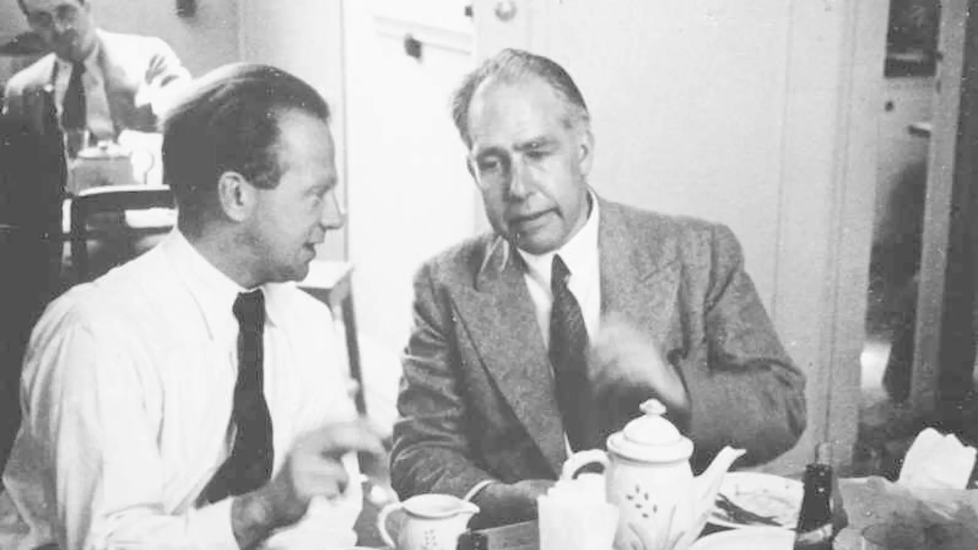Werner Heisenberg (izquierda) y Niels Bohr (derecha) fueron dos de los grandes artífices de la revolución cuántica. Bohr actuó como “padrino” de toda una generación de jóvenes físicos que, durante la década de 1920, fueron desvelando las piezas del puzle de la mecánica cuántica. El Instituto de Física Teórica de Copenhague, donde Bohr trabajaba, fue un lugar de reunión habitual donde se proponían nuevas ideas y se trataban de encajar con las que ya existían. El instituto y el papel del propio Bohr fueron tan icónicos en este desarrollo que llamamos “interpretación de Copenhague” al conjunto de ideas que de allí surgieron y que permitieron dotar de sentido a la teoría cuántica. Esta imagen de Bohr y Heisenberg fue tomada en el año 1934.