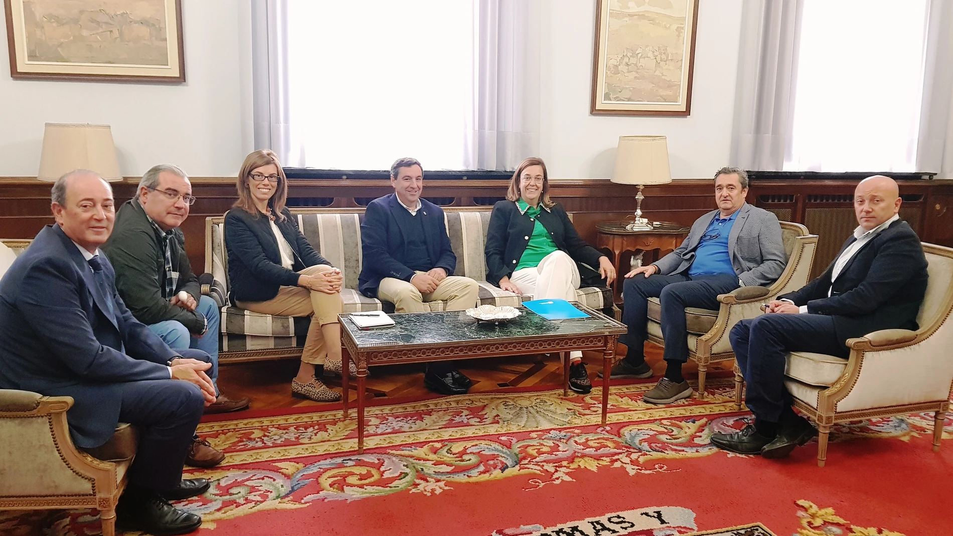 La presidenta de la Diputación de Palencia, Ángeles Armisén, con representantes de la Cámara, en una imagen de archivo