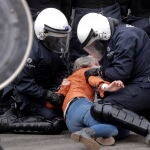 La Policía detiene a los manifestantes durante una protesta contra las medidas contra la pandemia en Bruselas, Bélgica