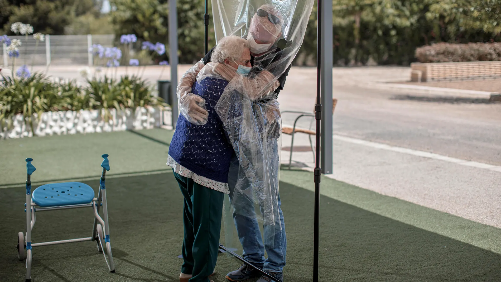 Pilar, de 90 años, abraza a su hijo Manuel a través de un plástico para prevenir la propagación del coronavirus en una residencia de ancianos de Valterna (Valencia). Imagen de archivo.