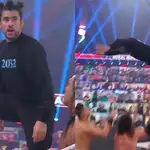 Bad Bunny salta sobre dos luchadores de la WWE
