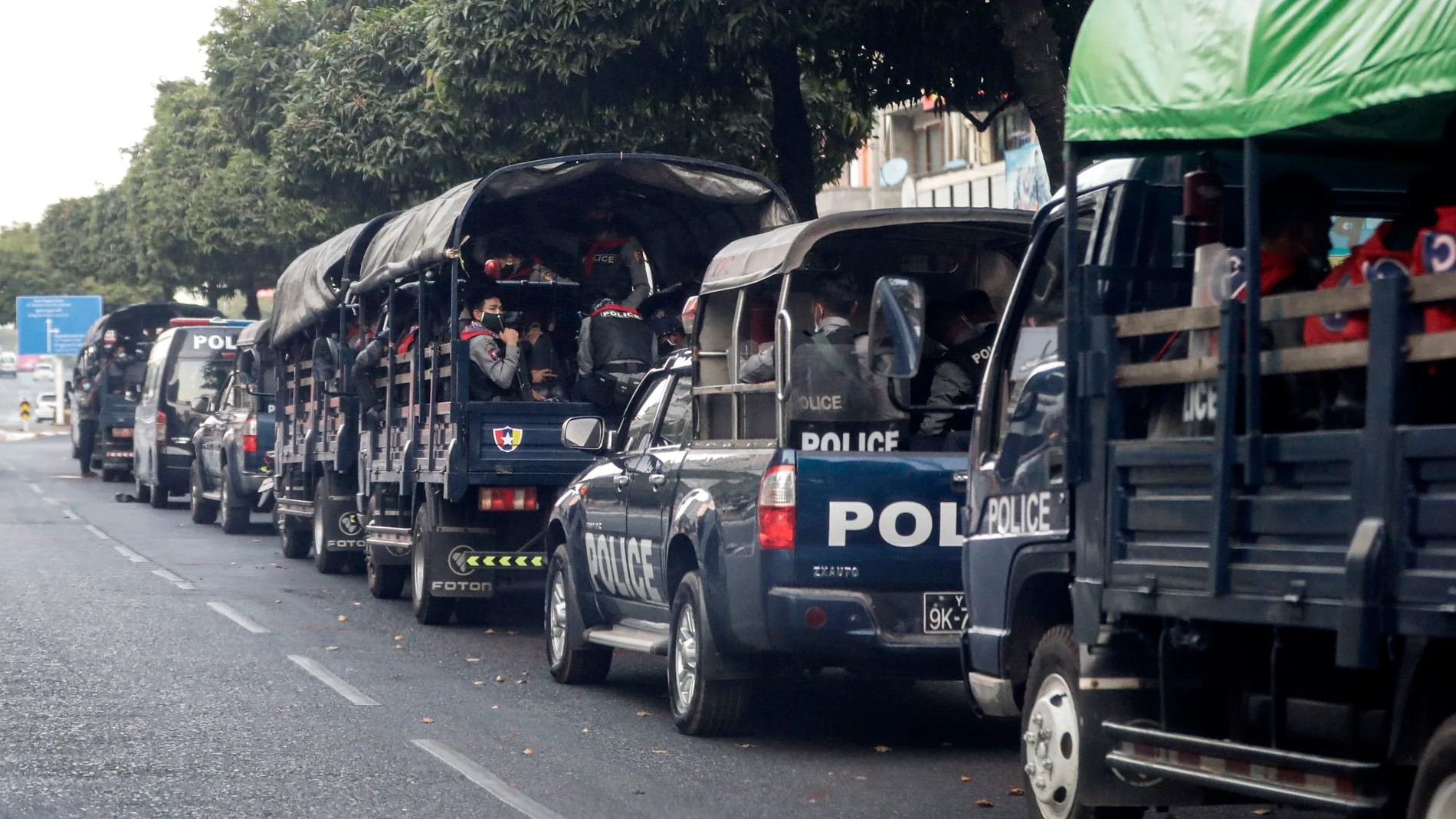 vehículos de la Policía hoy en Yangon